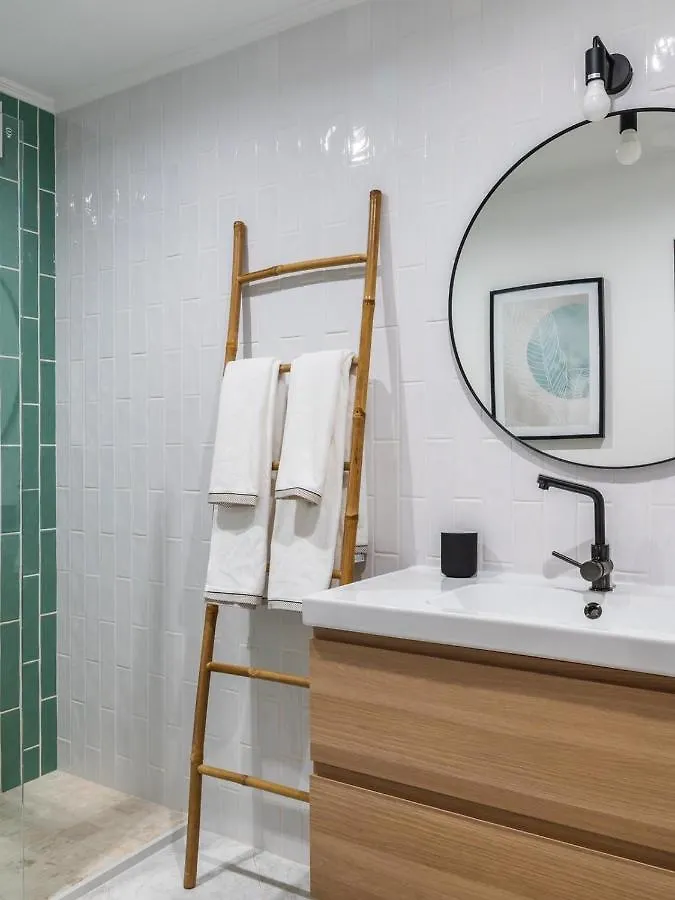 Flat With Ac, Wifi, Netflix, Balcony - 3 Min From The Beach Apartamento Armação de Pêra 0*,  Portugal