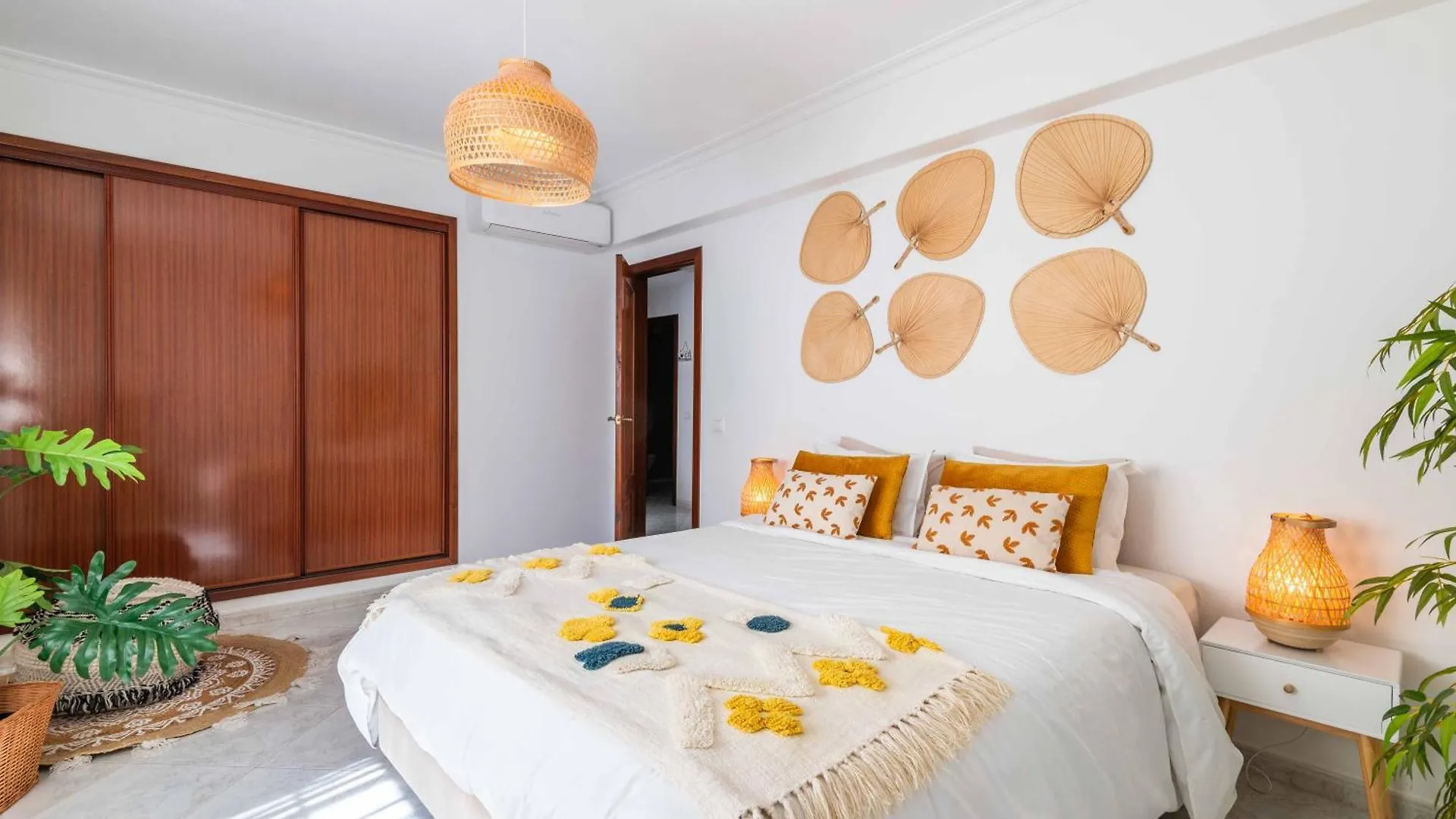 Flat With Ac, Wifi, Netflix, Balcony - 3 Min From The Beach Apartamento Armação de Pêra