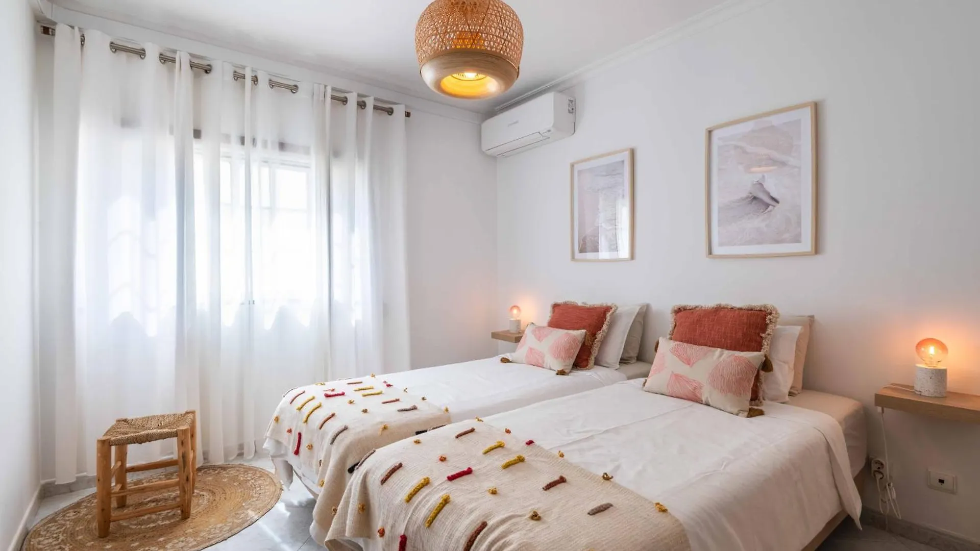 Flat With Ac, Wifi, Netflix, Balcony - 3 Min From The Beach Apartamento Armação de Pêra Portugal